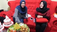 Putri Delina memang sering berkunjung ke rumah sang ibu, ini momen saat Putri merayakan ulang tahun sang ibu. Foto: Instagram @putridelinaa