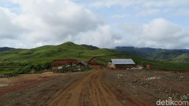 Jalur darat menuju Kecamatan Seko di Kabupaten Luwu Utara, Sulawesi Selatan.