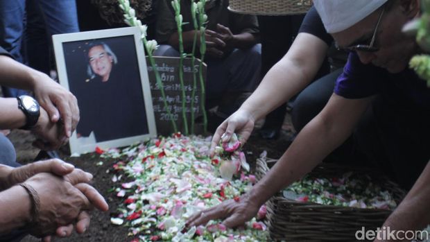 Suasana pemakaman maestro jaipongan Gugum Gumbira.