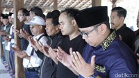 Keluarga sekaligus kerabat Gugum, Badruzaman mengatakan, almarhum merupakan sosok panuntan bagi keluarga dan teman-temannya sesama seniman.