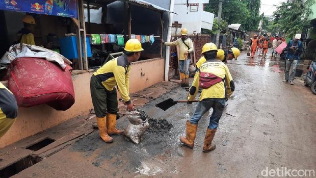  Kerja Bakti Angkut Sisa Banjir di Cipinang Melayu.