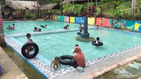 Kali Biru dilengkapi sejumlah fasilitas menarik yang membuat nyaman. Kali Biru juga memiliki lima kolam renang dengan aneka ukuran (Foto: Abdy Febriady/detikcom)