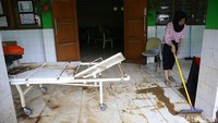 Lumpur-lumpur tersebut dibersihkan dari dalam kelas.