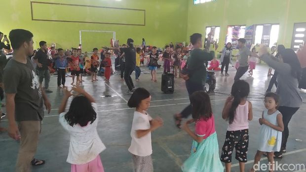 Anak-anak korban banjir Lebak tampak antusias.