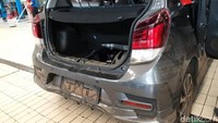 Auto2000 Cilandak mengerjakan servis mobil terkena banjir dengan kategori penanganan medium. Foto: Luthfi Anshori