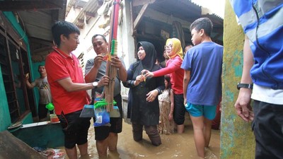 Bantuan Alat Kebersihan untuk Korban Banjir