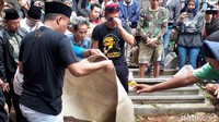 Rizki Febian juga ikut turun ke liang lahat ibundanya. Foto: (Dony Indra Ramadhan/detikcom)