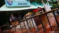 Berdasarkan data Kemendikbud mencatat per 3 Januari 2020 terdapat 290 sekolah terdampak banjir di wilayah DKI Jakarta.