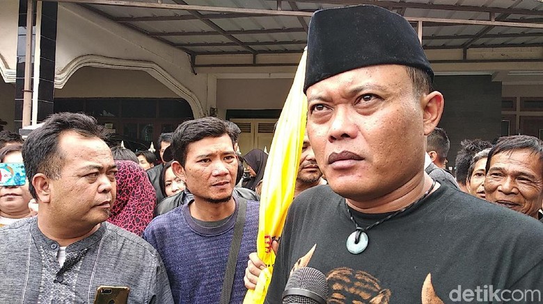 Foto: Sule di Pemakaman Lina (Dony Indra Ramadhan/detikcom) Foto: Sule di Pemakaman Lina (Dony Indra Ramadhan/detikcom)