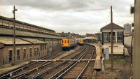 Di Inggris, jalur kereta di stasiun Addiscombe menjadi tempat penampakan seorang masinis lokomotif yang melakukan bunuh diri. Istimewa/Dok. www.indiatimes.com.