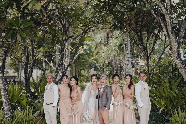 Warna earth tone menjadi pilihan para bridesmaid Kim Kurniawan dan Elisa pada pernikahan mereka. Sebelum pernikahan pada 3 Januari 2020, Elisa dan Kim menggelar pertunangan pada 28 Desember 2019. Foto: dok. Instagram @bridetsory
