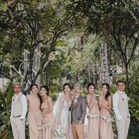 Warna earth tone menjadi pilihan para bridesmaid Kim Kurniawan dan Elisa pada pernikahan mereka. Sebelum pernikahan pada 3 Januari 2020, Elisa dan Kim menggelar pertunangan pada 28 Desember 2019. Foto: dok. Instagram @bridetsory