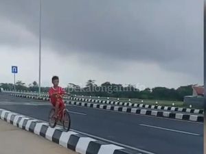 Bocah yang Viral Sepedaan di Median Exit Tol Pekalongan Ngaku Iseng