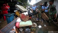 Sampah-sampah sisa banjir tersebut dikumpulkan untuk kemudian dibersihkan agar tak menumpuk di kawasan tersebut.
