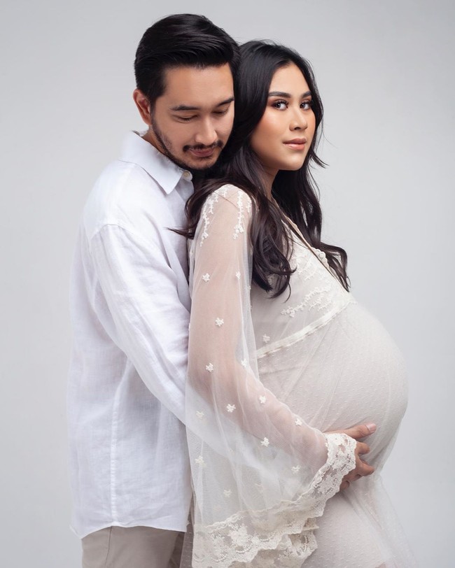 Syahnaz pun mengungkap arti dari nama lengkap kedua bayi pertamanya. Zayn Sadavir Ezhilan Ismail bermakna anak ganteng yang pemberani tapi rendah hati dan penyayang kaum lemah. Sedangkan Zunaira Alessia Safaraz Ismail adalah bunga dari surga yang selalu terjaga kehormatannya. Foto: Instagram @syahnazs