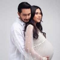 Syahnaz pun mengungkap arti dari nama lengkap kedua bayi pertamanya. Zayn Sadavir Ezhilan Ismail bermakna anak ganteng yang pemberani tapi rendah hati dan penyayang kaum lemah. Sedangkan Zunaira Alessia Safaraz Ismail adalah bunga dari surga yang selalu terjaga kehormatannya. Foto: Instagram @syahnazs