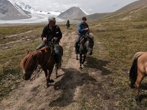 Ayah Ajak Putranya Keliling Mongolia agar Lepas dari Kecanduan Gadget