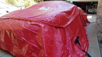 Pemiliknya hanya tinggal meletakkan dasar tas, kendarai mobil hingga masuk tas tersebut, dan menutup ritsleting yang ada di tas tersebut. Tas pembungkus mobil anti-banjir ini juga dilengkapi dengan tali untuk menambatkan kendaraan ke pilar di garasi sehingga tak mudah terbawa arus air. Flood Guard tersedia dalam dua ukuran sedang dan besar agar sesuai dengan semua jenis kendaraan mulai dari sedan kompak hingga SUV menengah. Mengutip laman resmnya, Flood Guard Car Bag dijual dengan harga US$ 580 atau sekitar Rp 8 jutaan. Foto: Flood Guard Car Bag