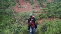 Warga memilih mengungsi untuk mengantisipasi terjadinya longsor susulan.