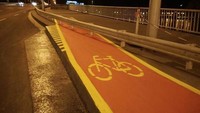 Niatnya memang baik untuk memberikan jalur kepada pesepeda. Tapi, ujungnya malah mentok di pembatas jalan. Istimewa/Dok. Boredpanda.
