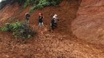 Warga Korban Longsor di Desa Sukajaya Bogor Mengungsi