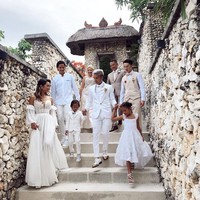 Resepsi pernikahan Kim Kurniawan dan Elisa digelar di hari yang sama di Kamaya Bali Weddings, Uluwatu. Kedua mempelai pun berganti busana. Pemain bola 29 tahun itu tampak memakai blazer kotak-kotak dan celana warna erth tone. Sedangkan Elisa memakai gaun putih bertali spaghetti dengan detail bebatuan cantik. Foto: dok. Instagram @bridetsory