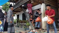 Buah-buahan tersebut tidak hanya untuk dibawa pulang ke rumah masing-masing, tetapi juga dibagikan pada warga lainnya. Tradisi ini digelar secara turun temurun mengawali musim panen buah di daerah ini. (Abdy Febriady/detikcom)