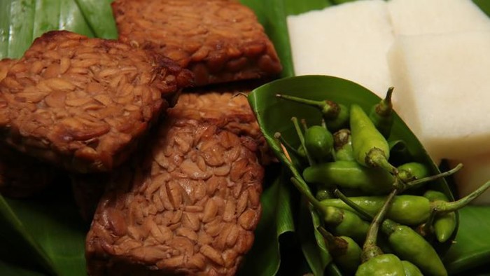 tempe bacem Tempe Bacem, the traditional Javanese dish of tempeh (soy bean cake) braised in soy sauce. A popular accompaniment for many other Javanese dish, such as with Jadah, the glutinous rice and coconut cake. The dish are placed on a woven bamboo tray lined with banana leaf. Jadah tempe are eaten with fresh green chili pepper.