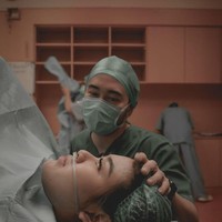 Syahnaz melahirkan anak kembarnya melalui proses caesar. Ia pun ditemani sang suami yang menanangkan dan mengalihkan perhatian. Proses operasi udah dimulai... suamikk yg slalu nenangin dgn cara alihin perhatian aku pas perut mulai dibelekkk, pas ini dia alihinnya ngomong “bulu mata kamu bagus bgt deh” hmmm krik krik.. kirain mau ngomong km cantik deh, tulisnya. Foto: Instagram @syahnazs