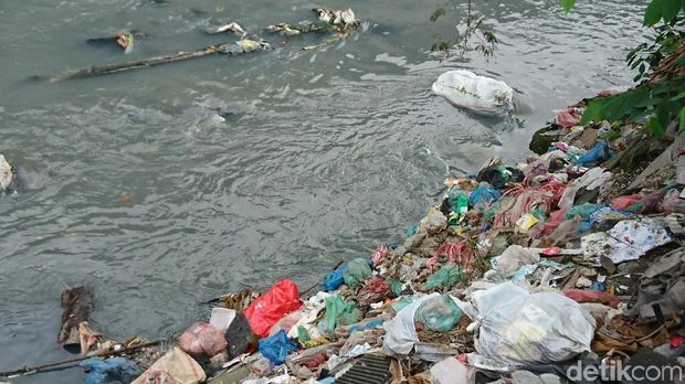 Tumpukan Sampah Berjejer di Jalan Mabar Medan Dikeluhkan Warga