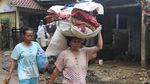 Warga Korban Longsor di Desa Sukajaya Bogor Mengungsi