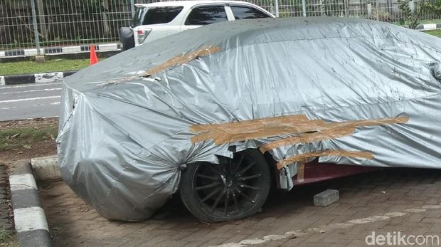 Melihat Lebih Dekat Mobil BMW yang Terparkir 4 Tahun di Bandara Ngurah Rai
