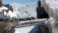 Prancis memiliki jembatan bernama Aiguille Du Midi. Nama jembatan itu jika diartikan berarti Jarum di tengah hari. Jembatan ini berada di ketinggian 12.000 kaki atau 3,6 kilometer. Istimewa/Dok. List25.