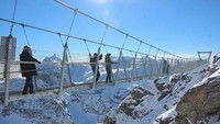 Jika Anda memiliki fobia ketinggian, sebaiknya tak coba-coba melintasi jembatan ini. Jembatan bernama Mount Titlis ini merupakan yang tertinggi di dunia yakni di atas 3.000 m di atas permukaan laut. Istimewa/Dok. List25.