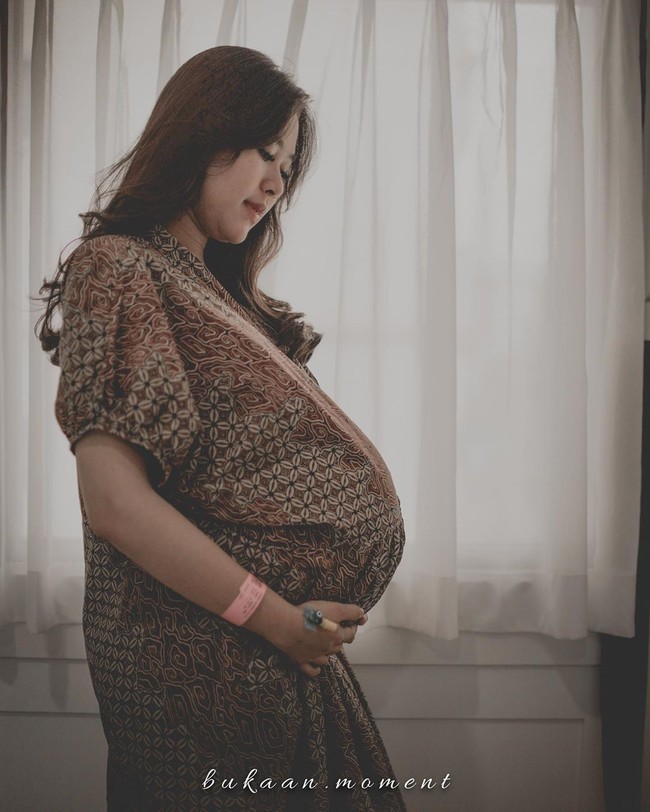 Syahnaz Shadiqah baru saja menjadi seorang ibu. Artis sinetron tersebut melahirkan sepasang anak kembar. Adik Raffi Ahmad ini pun membagikan foto-fotonya saat proses lahiran di Instagram. Foto: Instagram @syahnazs