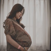 Syahnaz Shadiqah baru saja menjadi seorang ibu. Artis sinetron tersebut melahirkan sepasang anak kembar. Adik Raffi Ahmad ini pun membagikan foto-fotonya saat proses lahiran di Instagram. Foto: Instagram @syahnazs