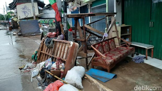 Sampah sisa banjir di Kalibata, Jakarta Selatan