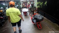 Kegiatan kerja bakti tersebut juga diikuti oleh petugas gabungan guna membantu warga membersihkan sampah sisa banjir di kawasan Jakarta Timur.