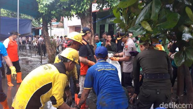 Warga ikut kerja bakti usai banjir di Jakarta Timur