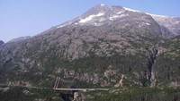 Jembatan Cape William Moore dibangun pada 1976. Dengan usianya yang telah cukup lampau tersebut jemabatan ini melayani kendaraan truk yang berlalu-lalang. Kondisinya juga telah mulai melengkung. Istimewa/Dok. List25.