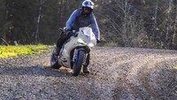 Karena tenaga bawaan pabrik Ducati Panigale 1199 sudah terbilang buas maka tidak ada modifikasi yang dilakukan. Sekedar informasi Panigale 1199 dibekali mesin berkonfigurasi 1.198 cc L-Twin Superquadro yangang mampu menghasilkan tenaga maksimum 195 dk di 10.750 rpm dan torsi maksimum 132 Nm pada 1.000 rpm. Foto: 2banh.vn