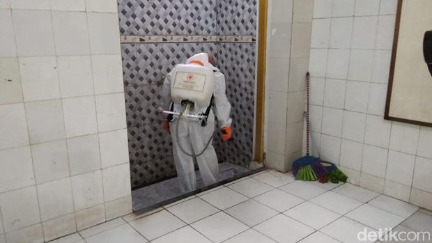 Banjir Surut di Petamburan, PMI Semprot Disinfektan untuk Bunuh Kuman