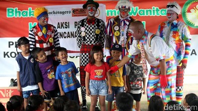 Aksi Para Badut Hibur Anak-anak Korban Banjir di Jakarta