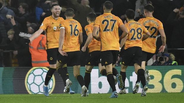 Gol Matt Doherty (kiri) dianulir wasit karena dianggap handball lebih dahulu.