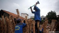 Pembangunan turap sementara itu pun dilakukan guna mengantisipasi terjadinya banjir susulan akibat meluapnya air dari sungai yang berada di kawasan tersebut.