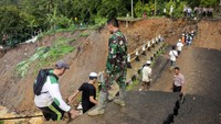 Longsor yang terjadi di wilayah Lebak, Banten, membuat akses menuju ke sejumlah wilayah itu menjadi terputus. Untuk mengantisipasi terjadinya banjir maupun longsor susulan petugas gabungan dikerahkan untuk membantu proses evakuasi warga terdampak banjir maupun longsor. Antara Foto/Weli Ayu Rejeki.
