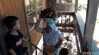 Tradisi ini ditandai dengan kedatangan warga ke rumah Tomakaka. Mereka membawa aneka macam buah hasil kebun seperti durian, rambutan, langsat, dan nanas. (Abdy Febriady/detikcom)