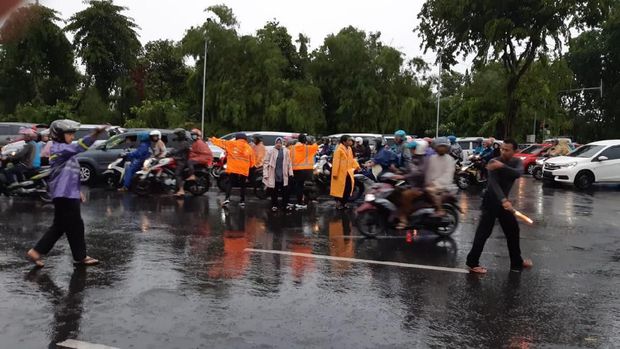 Banyak Pohon Tumbang, Risma Turun ke Lapangan Bantu Evakuasi