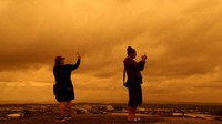 Fenomena itu pun menarik perhatian warga. Tak sedikit warga yang mengabadikan warna langit di Auckland, Selandia Baru, yang menguning tersebut.