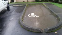 Zona untuk orang berkebutuhan khusus ini malah dipasang pembatas di bagian sisinya. Kalau begini bagaimana bisa menuntunnya? Istimewa/Dok. Boredpanda.